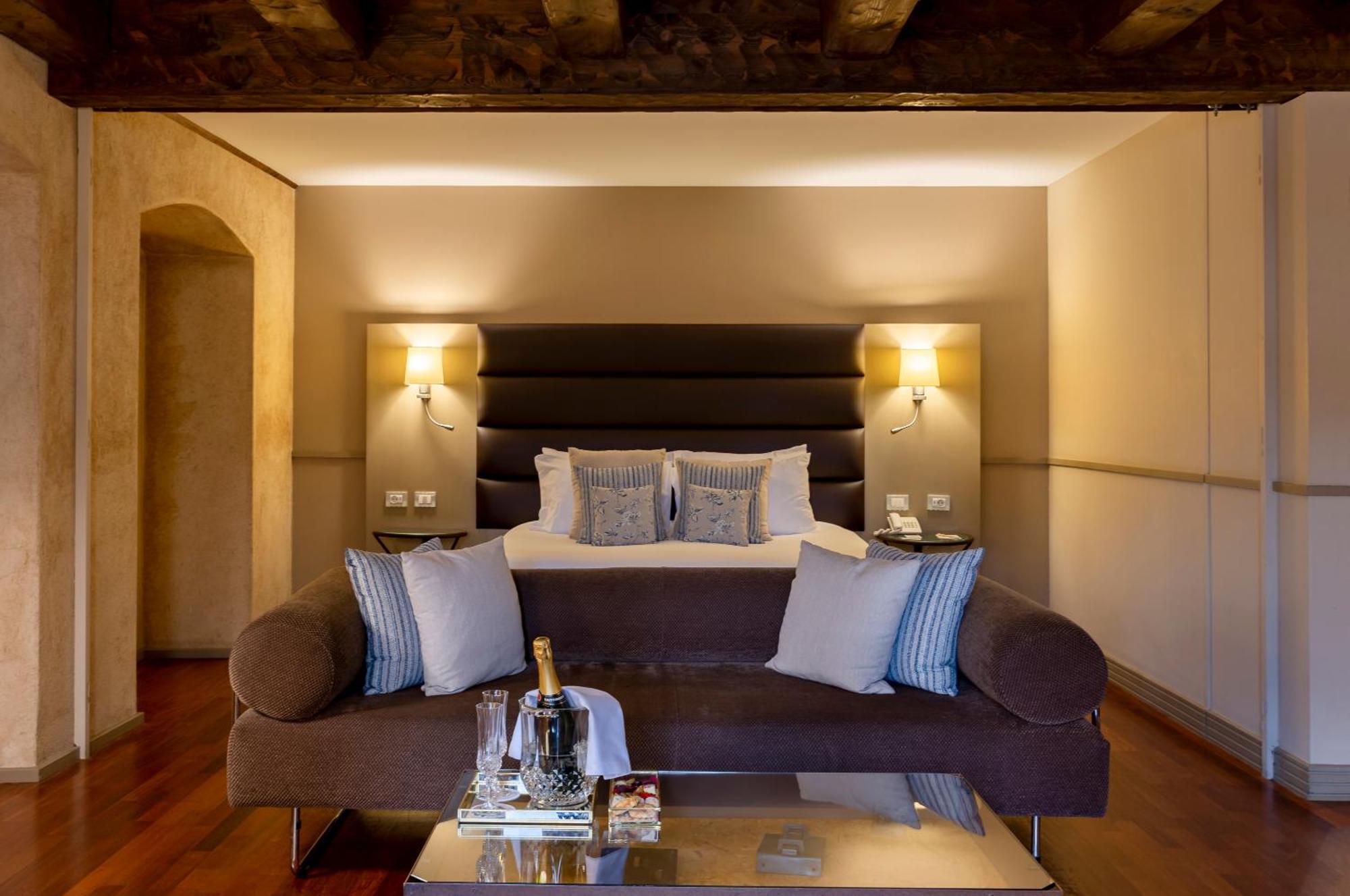 Hospes Palacio De San Esteban, A Member Of Design Hotels Саламанка Екстериор снимка A bedroom at The Ivy Hotel