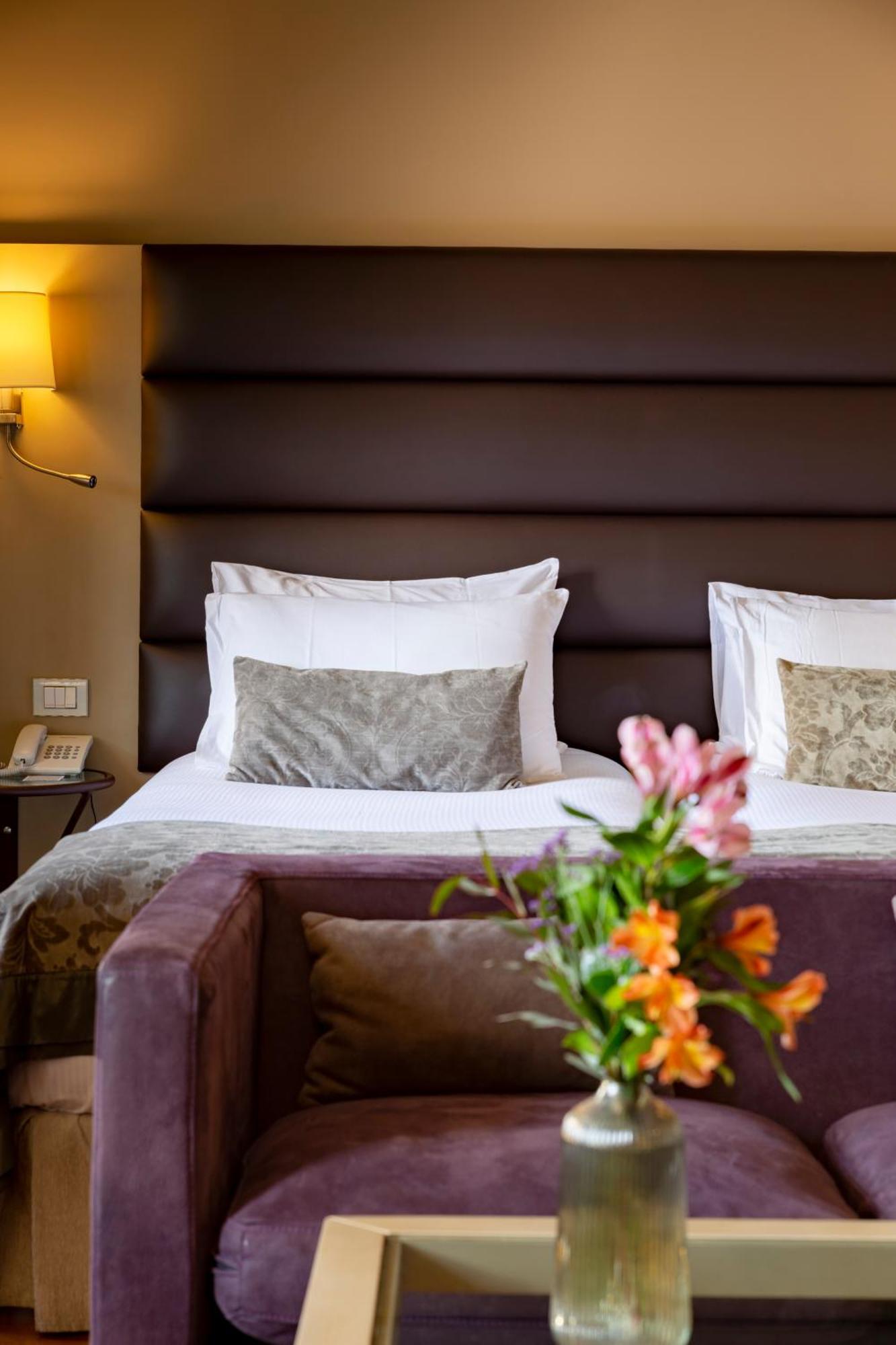 Hospes Palacio De San Esteban, A Member Of Design Hotels Саламанка Екстериор снимка A bed with a headboard
