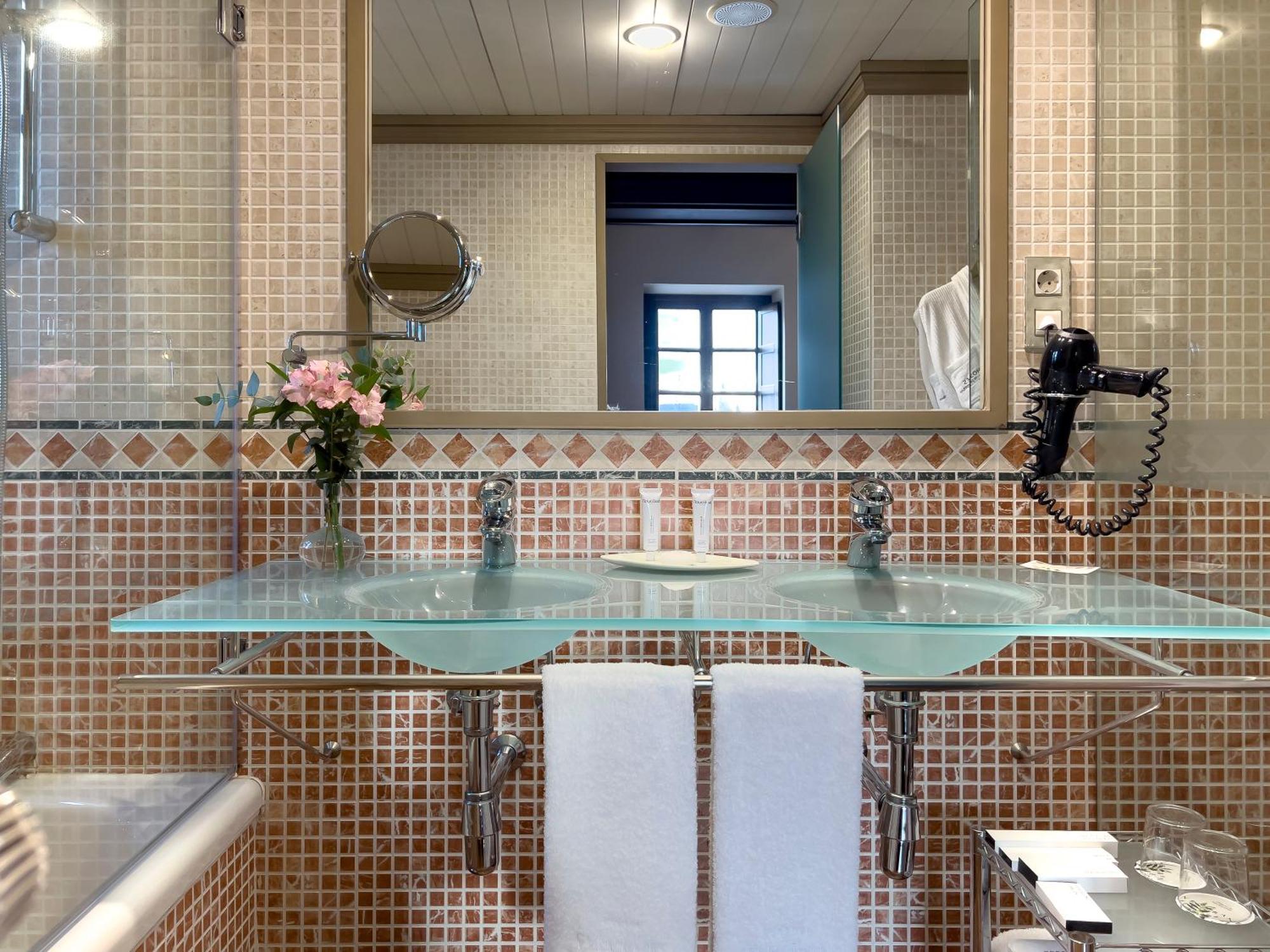 Hospes Palacio De San Esteban, A Member Of Design Hotels Саламанка Екстериор снимка Bathroom